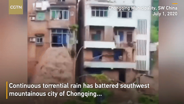 Cảnh tượng hãi hùng khi mưa lũ tràn qua 1 ngôi nhà ở Trùng Khánh, Trung Quốc. Ảnh: CGTN