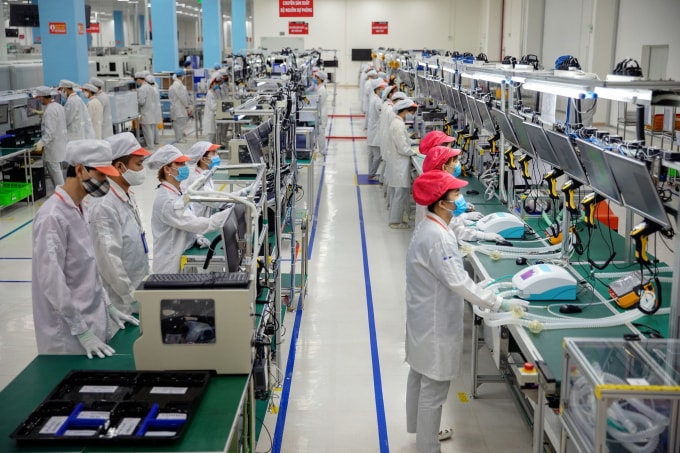 Dây chuyền sản xuất máy thở tại nhà máy sản xuất VinSmart của Vingroup (Photo: Bloomberg)