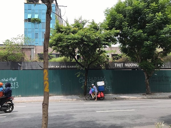 Dự án cống hóa mương thoát nước Nghĩa Đô đang bị quây rào tôn. Ảnh: PLO