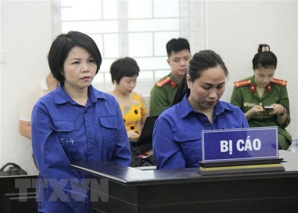 Bị cáo Nguyễn Thị Vững và bị cáo Nguyễn Thị Vân tại phiên tòa. Ảnh: TTXVN