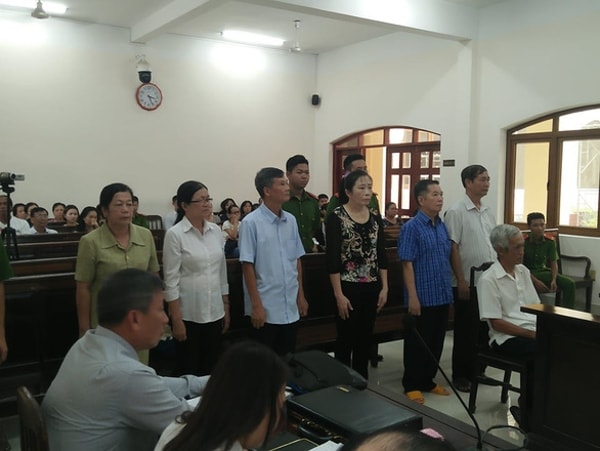 Các bị cáo nghe tòa tuyên án. Ảnh: TTO