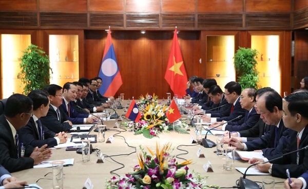 Thủ tướng Nguyễn Xuân Phúc hội đàm với Thủ tướng Lào Thongloun Sisoulith. Ảnh: VGP
