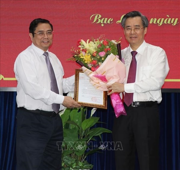 Ông Phạm Minh Chính trao Quyết định của Bộ Chính trị cho Nguyễn Quang Dương. Ảnh: TTXVN