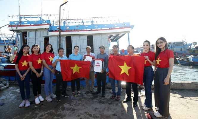 Ban Tổ chức và nhà tài trợ tặng quà ngư dân tại âu tàu huyện đảo Lý Sơn. Ảnh: Như Ý