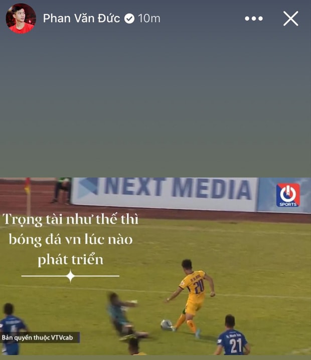 Cảm thán của Phan Văn Đức sau tình huống ngã trong vòng cấm nhưng không được thổi penalty.