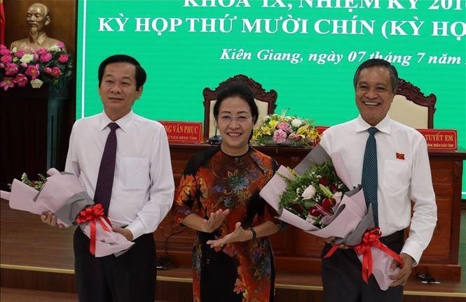 Tân Chủ tịch Đỗ Thanh Bình (trái) và nguyên Chủ tịch UBND tỉnh Phạm Vũ Hồng.