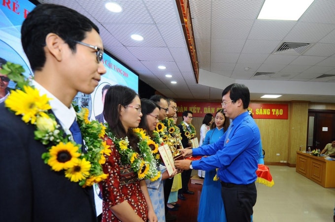 Ông Lê Quốc Phong, Ủy viên dự khuyết T.Ư Đảng, Bí thư thứ nhất T.Ư Đoàn tặng cúp cho 10 tài năng trẻ đạt giải thưởng Quả Cầu Vàng 2019.