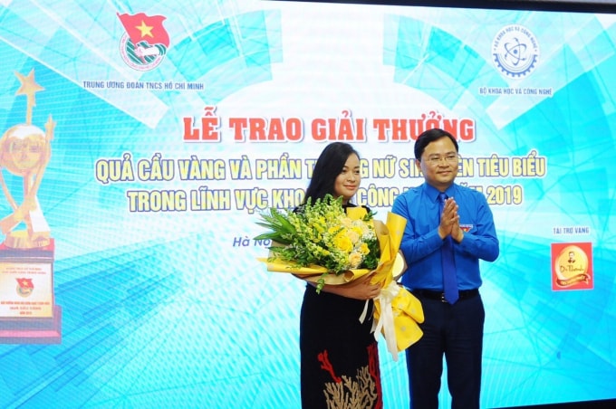 Ông Nguyễn Anh Tuấn thay mặt Ban Bí thư T.Ư Đoàn tặng hoa cho đại diện nhà tài trợ Tân Hiệp Phát.