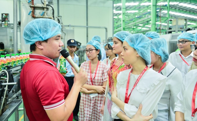 Đoàn tham quan nhà máy sản xuất nước giải khát Number 1 tại Hà Nam.