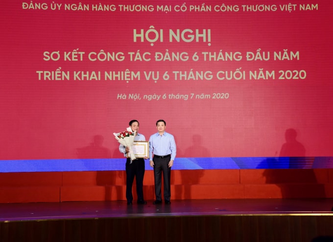 Lễ trao tặng Huy hiệu 30 tuổi Đảng cho đ/c Phạm Ngọc Long