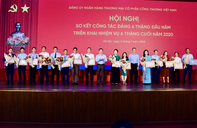 Các tổ chức đảng đạt trong sạch vững mạnh nhận Giấy khen của Đảng ủy NHCT