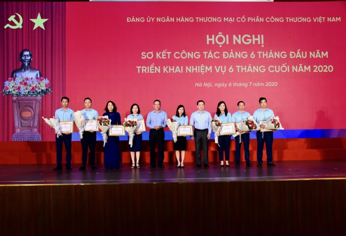 8 chi bộ đạt danh hiệu “Trong sạch vững mạnh” tiêu biểu 5 năm (2015 - 2019)