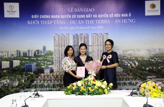 Văn Phú – Invest trao sổ đỏ cho khách hàng sở hữu shophouse The Terra – An Hưng