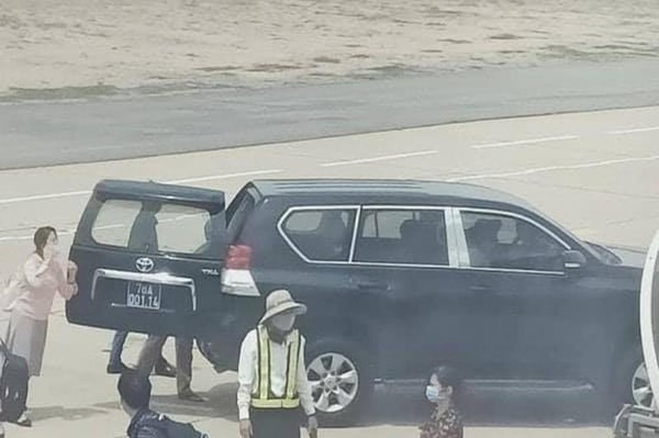 Xe biển xanh vào đón ông Lương Minh Sơn. Ảnh: FB