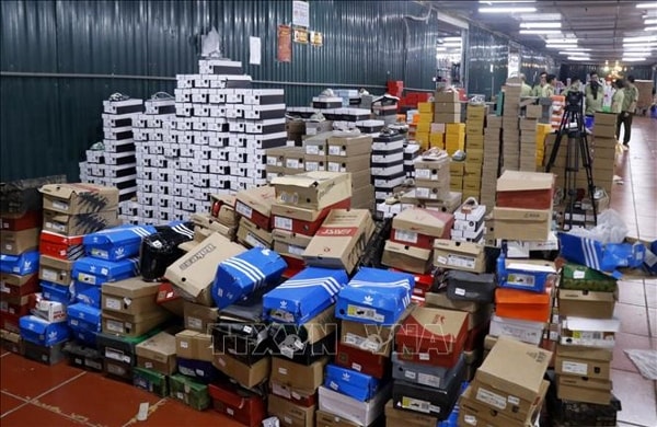 Trong kho chất đầy hàng hóa có xuất xứ từ Trung Quốc