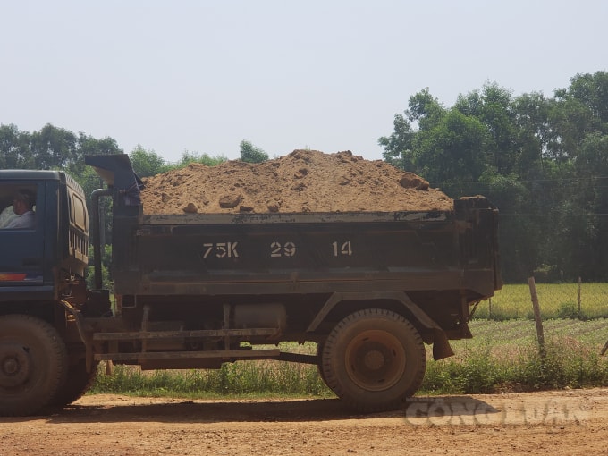 Xe chở đất (lớp tầng phủ) từ mỏ đá của Công ty CP Đầu tư Vạn Xuân – Huế, quá khổ, quá tải và không che đậy, ngang nhiên chạy qua khu dân cư để ra quốc lộ 1A. (ảnh: Cái Văn Long).