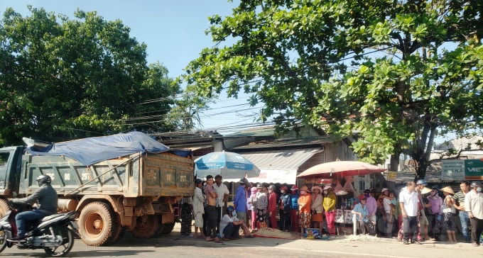 Xe chở đất có dấu hiệu quá khổ, quá tải tông chết 2 người ở ngã La Sơn, huyện Phú Lộc (ảnh: Cái Văn Long).