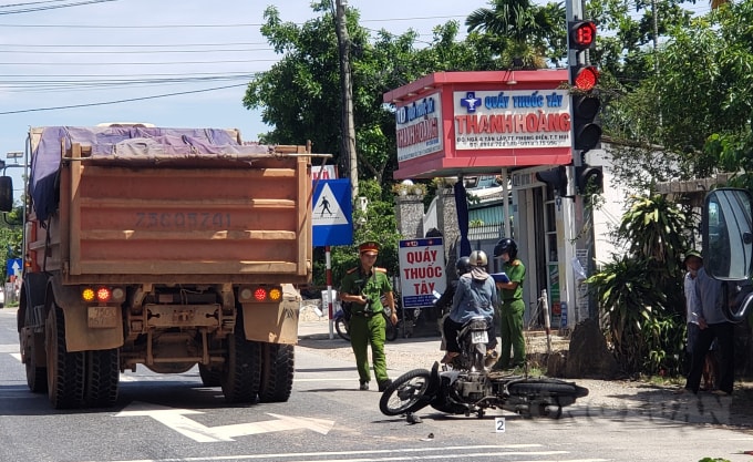 Xe chở đất tông xe máy, khiến nạn nhân phải nhập viện cấp cứu tại ngã 4 Tân Mỹ, thị trấn Phong Điền, huyện Phong Đền, tỉnh Thừa Thiên Huế (ảnh: Cái Văn Long).