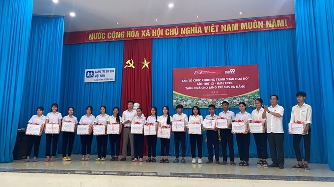 Đồng chí Nguyễn Công Dũng- Phó Tổng Biên tập Thường trực Báo điện tử Đảng Cộng sản Việt Nam tặng quà cho các học sinh vượt khó trong học tập tại thị trấn Nam Phước (huyện Duy Xuyên, tỉnh Quảng Nam). Ảnh: Đình Tăng