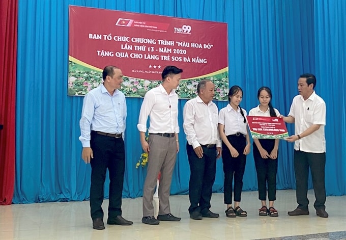 Đồng chí Nguyễn Công Dũng- Phó Tổng Biên tập Thường trực Báo điện tử Đảng Cộng sản Việt Nam trao quà tặng thầy và trò Làng SOS Đà Nẵng. Ảnh: Đình Tăng