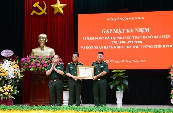 Thượng tướng Nguyễn Trọng Nghĩa, Ủy viên Trung ương Đảng, Ủy viên Quân ủy Trung ương, Phó chủ nhiệm Tổng Cục Chính thừa ủy quyền của Thủ tướng Chính phủ trao Bằng khen của Thủ tướng Chính phủ tặng Báo QĐND Cuối tuần. Ảnh: Xuân Dũng