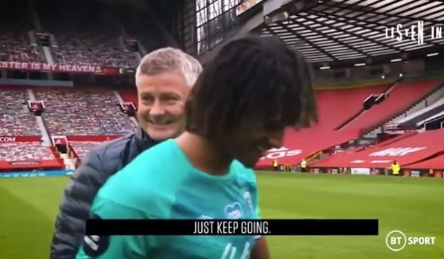 Ole Gunnar Solskjaer đã nói chuyện ngắn gọn với Nathan Ake sau chiến thắng của Manchester United trước Bournemouth Ảnh: BT Sport