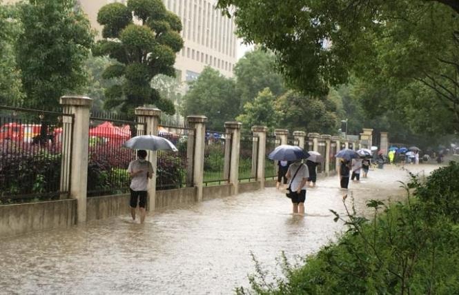 Lở đất ở Hồ Bắc hôm nay khiến 9 người bị vùi lấp - Ảnh: Chinanews