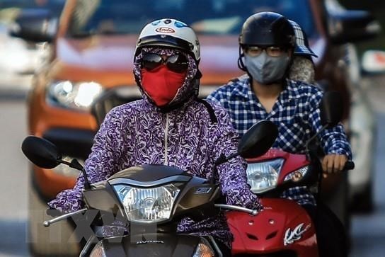Người dân che chắn thật cẩn thận khi ra đường để đảm bảo sức khỏe được an toàn nhất có thể. ẢNH: NVCC.