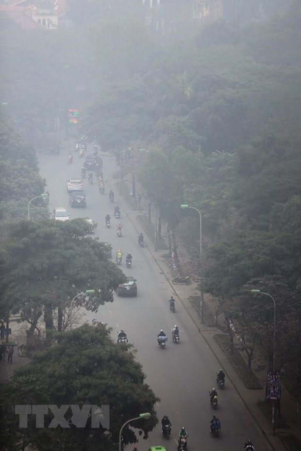 Hà Nội nhìn từ trên cao với lớp khói bụi sương mù bao phủ dày đặc. Ảnh: NVCC.