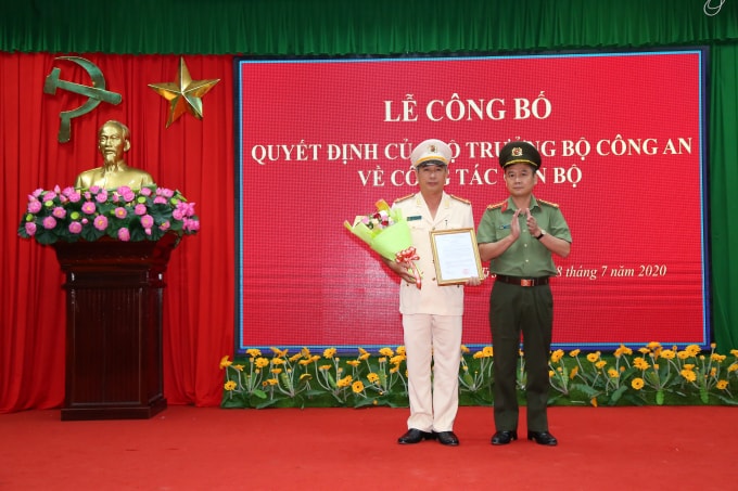 Đại tá Nguyễn Minh Ngọc, Giám đốc Công an tỉnh Sóc Trăng trao quyết định của Bộ trưởng Bộ Công an bổ nhiệm cho Thượng tá Huỳnh Hoài Hận.