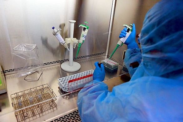 Việc nghiên cứu, sản xuất thành công bộ KIT phát hiện SARS-CoV-2 là một trong những đóng góp quan trọng của ngành khoa học công nghệ trong phòng chống dịch Covid-19. Ảnh: TL