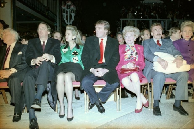 Donald Trump (giữa) tại Trump Taj Mahal ở Atlantic City, N.J. năm 1990. Cha mẹ của ông, Mary và Fred; chị Maryanne Trump Barry (phải), em trai Robert Trump (trái), và vợ ông, Blaine, thứ ba từ trái sang. (Charles Rex Arbogast / AP)