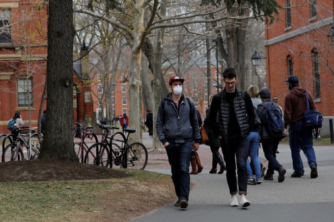 Sinh viên đại học Havard đang đối mặt với nguy cơ bị trục xuất khi nhà trường công bố chuyển các khóa học sang học trực tuyến - Ảnh: Reuters