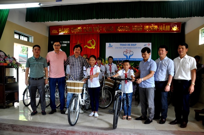 15 chiếc xe đạp được huy động sau trận giao hữu bóng đá giữa FC báo chí Thanh Hóa và KS Long Thành, TP. Sầm Sơn dành tặng cho các em học sinh tại 12 trường THCS trên địa bàn. Ảnh: Quang Duy