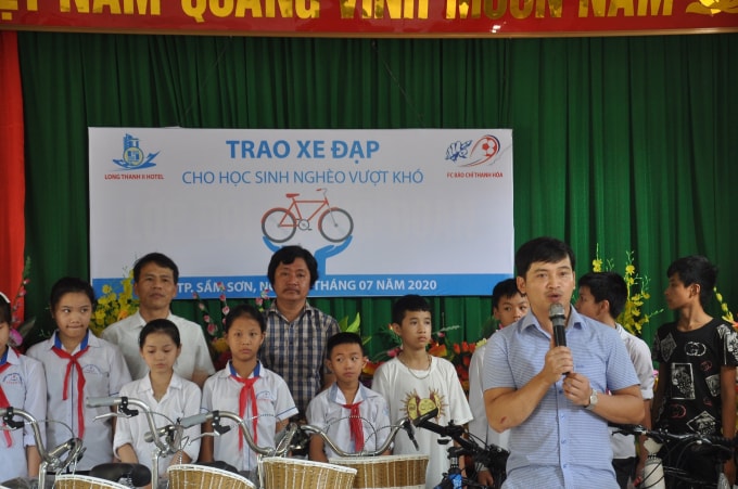 Đại diện FC báo chí Thanh Hóa phát biểu tại chương trình trao xe đạp cho học sinh nghèo vượt khó tại TP. Sầm Sơn. Ảnh: Quang Duy