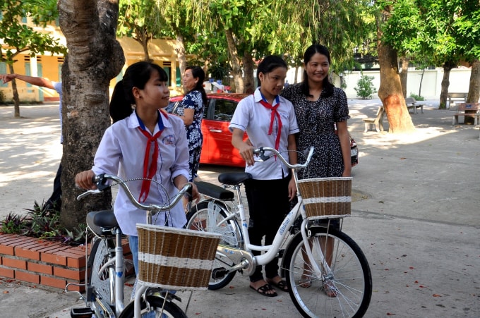 Những chiếc xe đạp là món quà ý nghĩa tiếp sức các em đến trường. Ảnh: Quang Duy