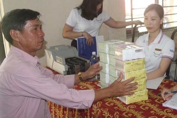 Một hộ dân nhận tiền bồi thường, hỗ trợ dự án sân bay Long Thành. Ảnh: LĐO