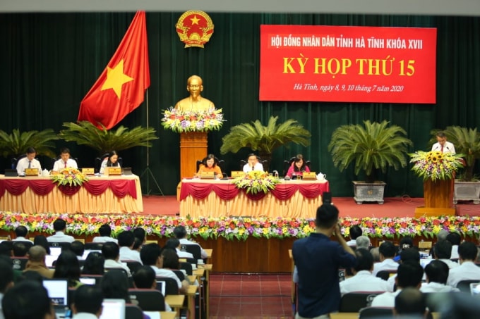 Bí thư Tỉnh ủy - Chủ tịch HĐND tỉnh Lê Đình Sơn, các Phó Chủ tịch HĐND tỉnh: Nguyễn Thị Nữ Y, Trương Thanh Huyền chủ tọa kỳ họp