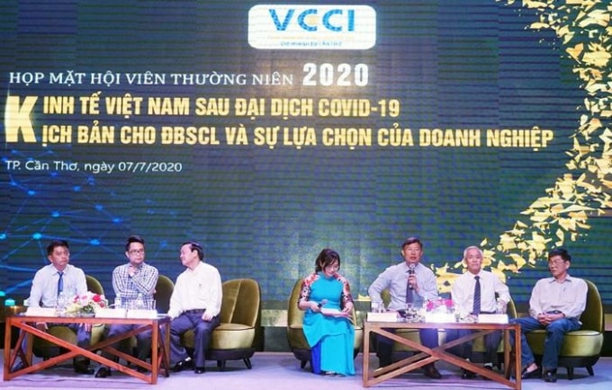 Các chuyên gia kinh tế và đại diện doanh nghiệp tham gia tọa đàm