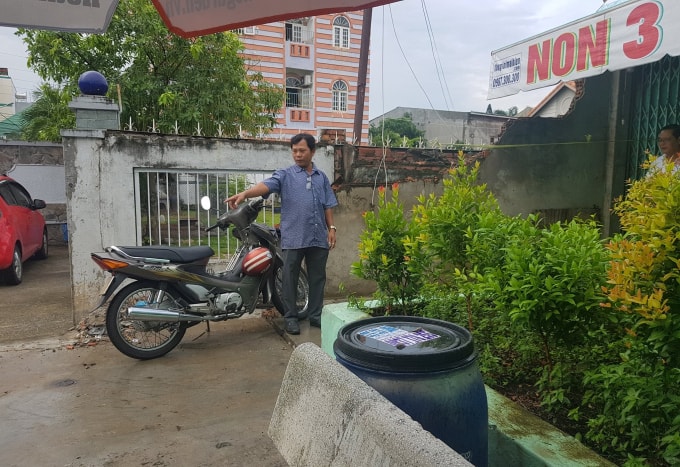 Bồn cây che kín lối vào nhà anh Phạm Văn Sang, buộc tiệm sửa xe Non 3 của anh phải dẹp bỏ.