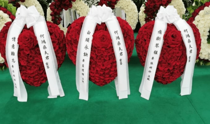 Vòng hoa của bà hai, bà ba, bà tư