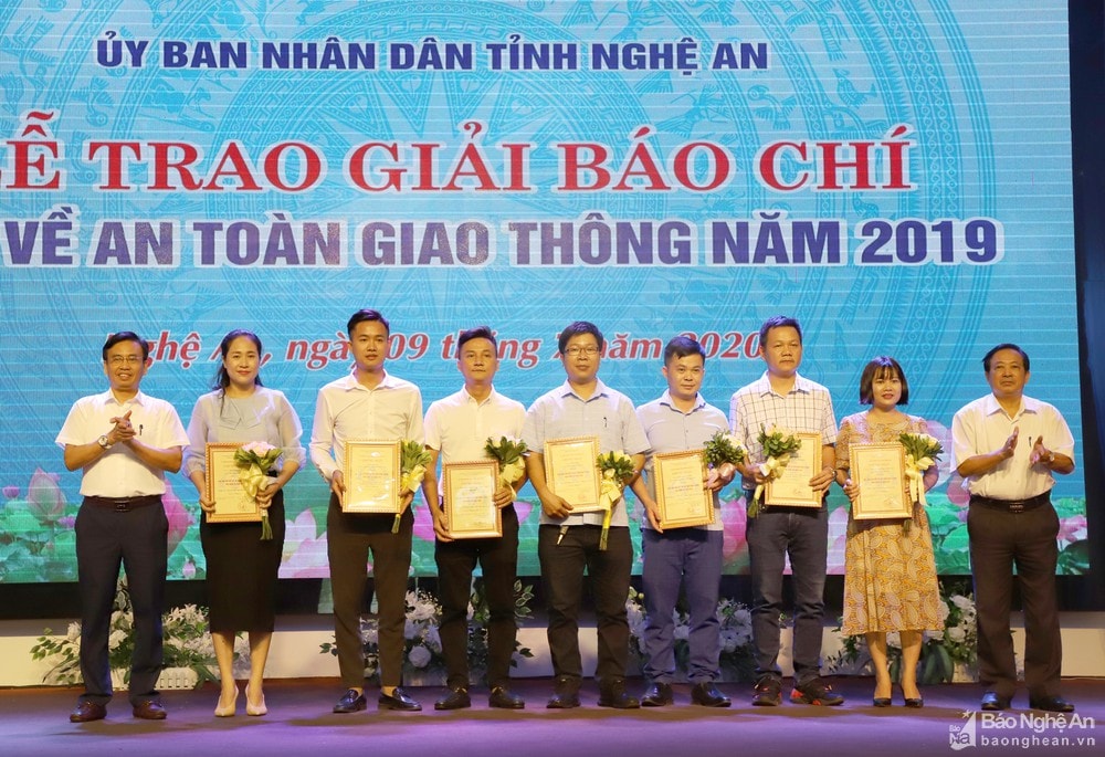 Ban tổ chức trao giải cho tác giả(ảnh: baonghean).