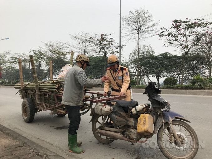 Nhiều xe máy cũ nát vẫn được tận dụng để chở hàng hóa cồng kềnh