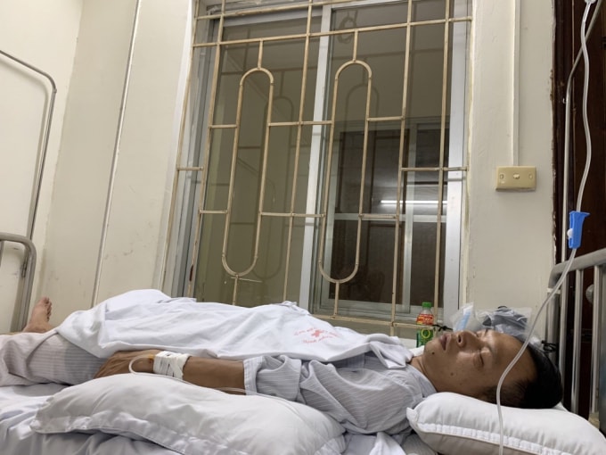 Hiện anh Hoàng đang được điều trị tại Bệnh viện Xây dựng với nhiều vết thương trên cơ thể, tay chưa nâng lên được.