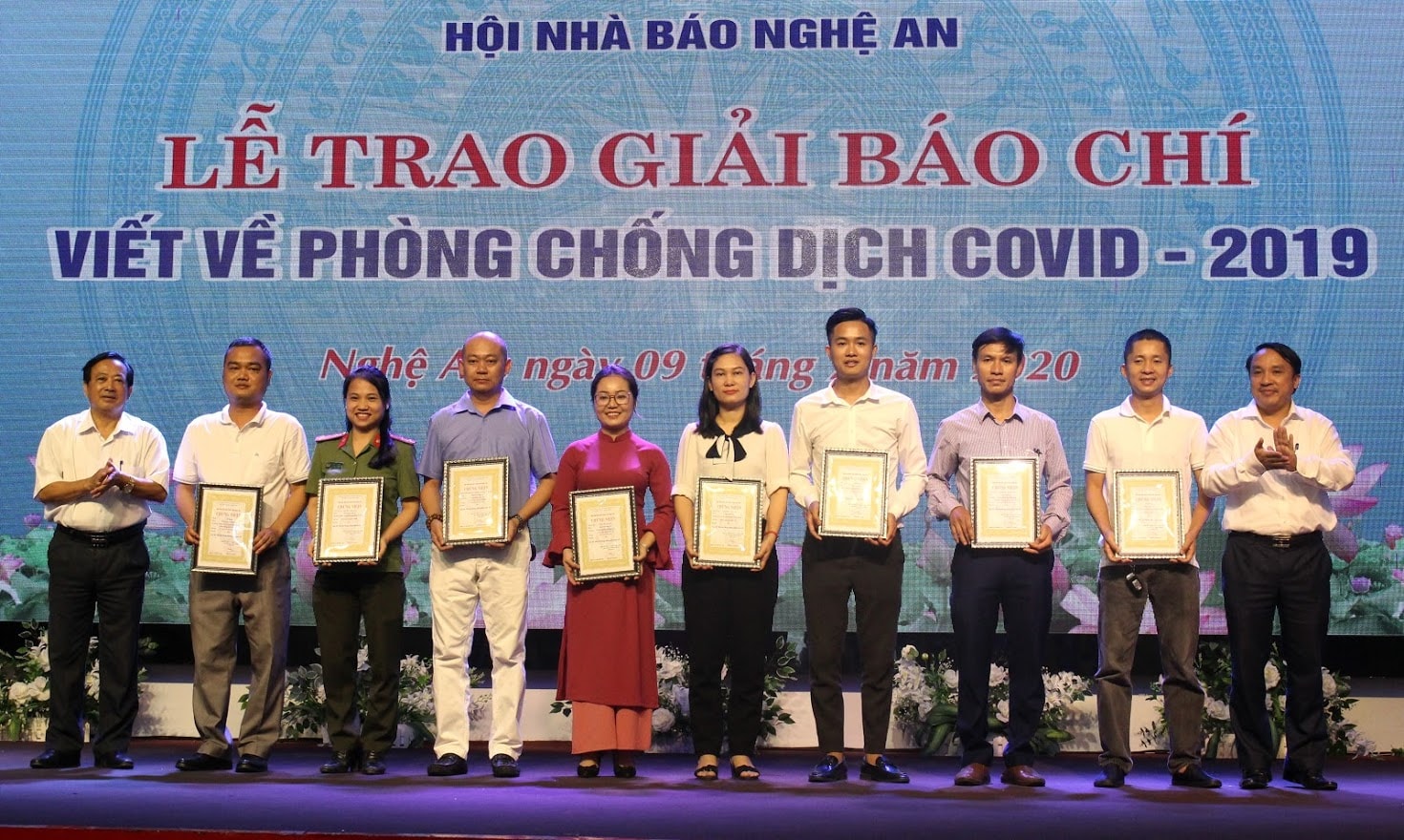 Ông Dương Đình Chỉnh - Giám đốc Sở Y tế và ông Trần Duy Ngoãn - Chủ tịch Hội Nhà báo tỉnh trao giải Ba cho các tác giả.