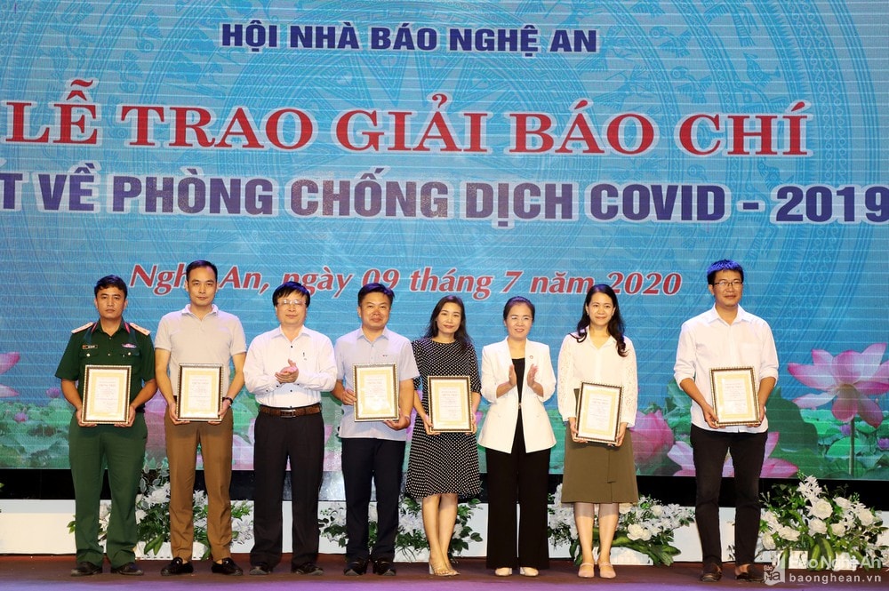 Đồng chí Võ Thị Minh Sinh - Chủ tịch Ủy ban MTTQ tỉnh và Bùi Đình Long - Phó Chủ tịch UBND tỉnh dự lễ và trao giải Nhì cho các tác giả. Ảnh: Phạm Bằng