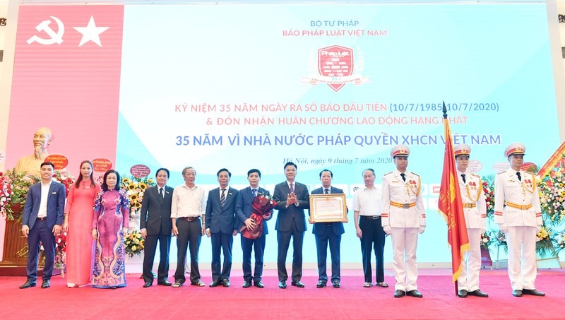 Báo PLVN vinh dự được Chủ tịch nước tặng thưởng Huân chương Lao động Hạng Nhất lần thứ 2, do Bộ trưởng Bộ Tư pháp Lê Thành Long trao. Ảnh: PLVN