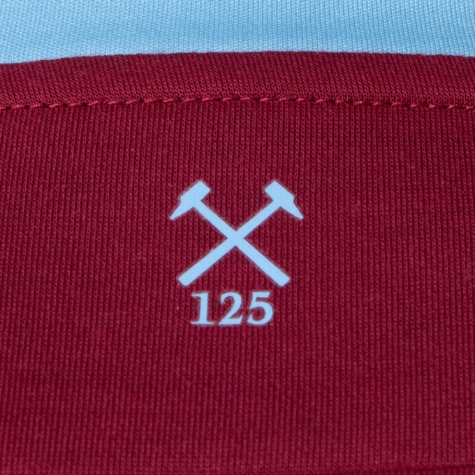 Logo nhỏ trên cổ áo kỷ niệm 125 năm thành lập của West Ham.