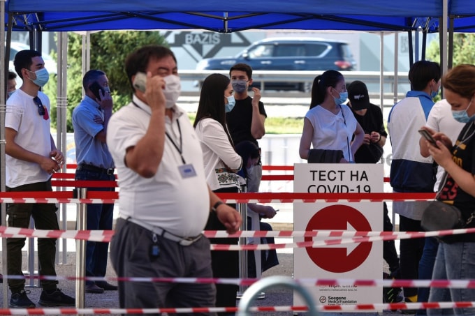 Mọi người xếp hàng trước một cơ sở xét nghiệm bệnh coronavirus ở Almaty, Kazakhstan, vào thứ Tư. Ảnh: Reuters