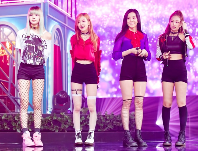 Khi mới debut, Rosé (thứ 2 từ trái sang) gây ấn tượng bởi gương mặt xinh xắn, ngoại hình
